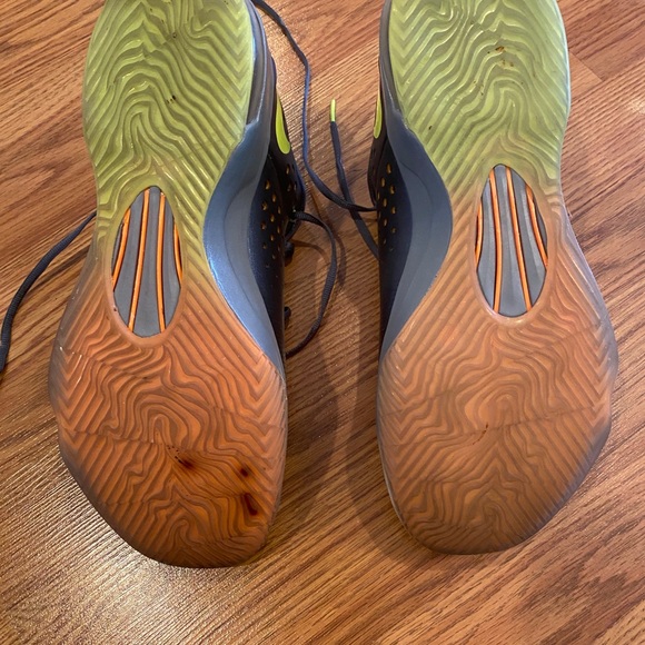 Men’s Nike Zoom Basketball Sneaker - Picture 4 of 5